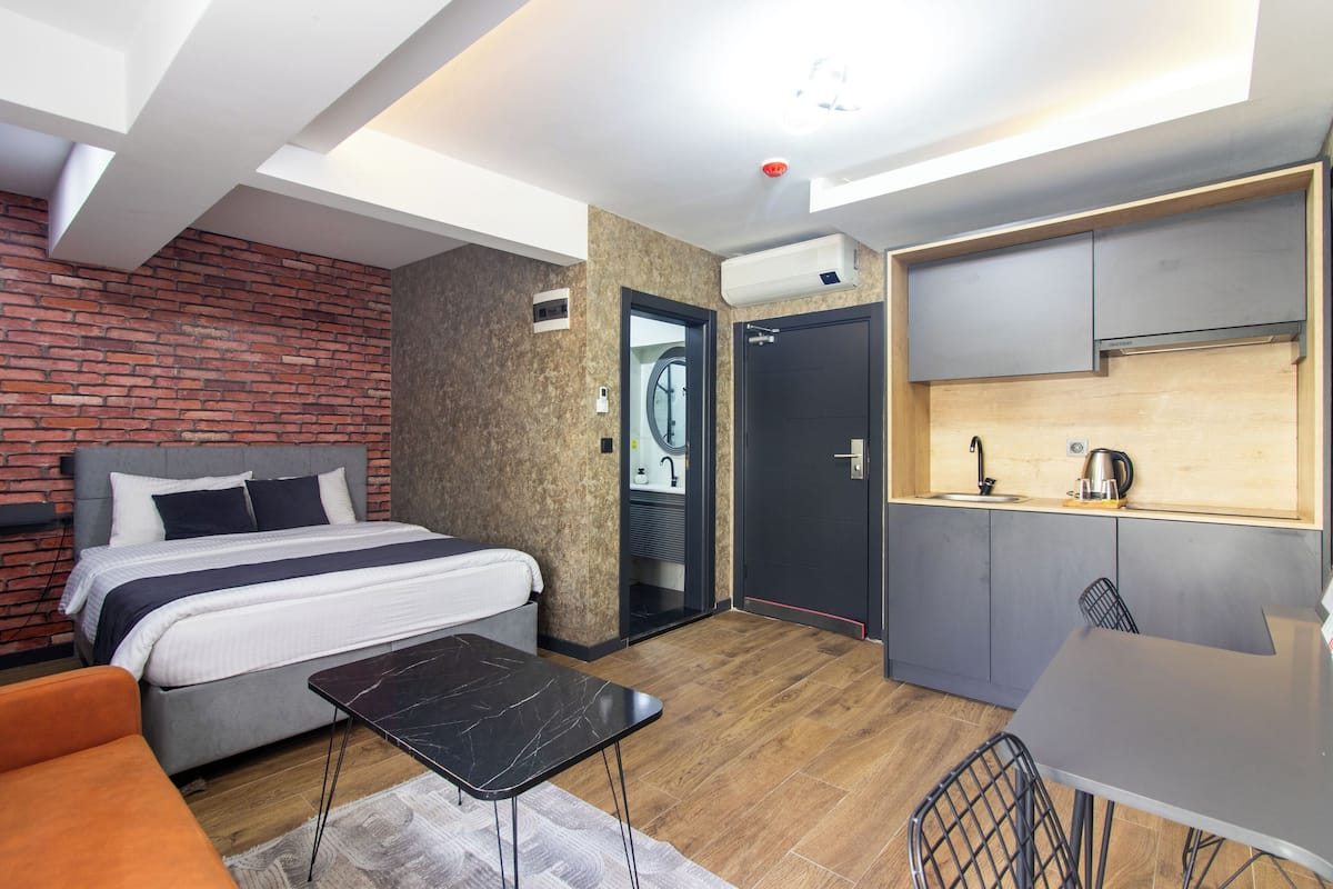 2 bedrooms, premium bedding, desk, laptop workspace