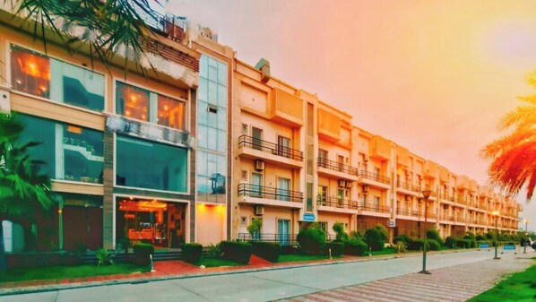 Front of property - Vrindavan Dreams Hotel and Suites (Vrindavan)