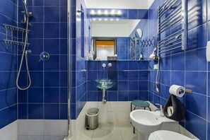 Shower, handuk, sabun, dan sampo