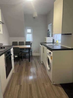 Apartment | Private kitchen | Fridge, microwave, oven, stovetop - Gateshead's Diamond 2 Bedroom Apartment (Gateshead)
