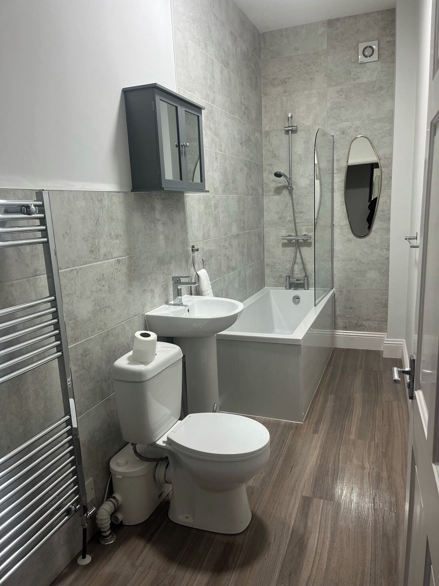 Appartement | Salle de bain | Ensemble baignoire-douche, baignoire profonde