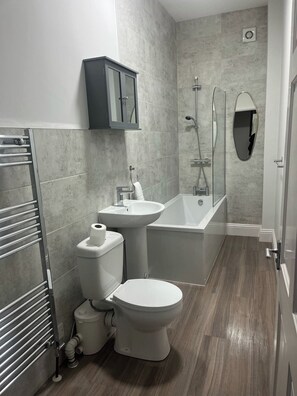 Apartment | Bathroom | Combined shower/bathtub, deep-soaking bathtub, free toiletries, towels - Gateshead's Diamond 2 Bedroom Apartment (Gateshead)