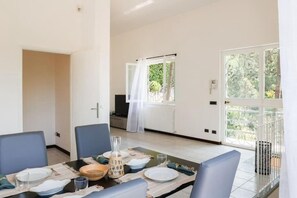 Villa, Seeblick | Esszimmer