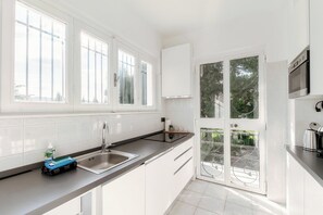 Villa - søudsigt | Privat køkken | Espressomaskine, kaffe-/temaskine, elkedel, brødrister
