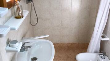 Dusche, Haartrockner, Bidet, Handtücher