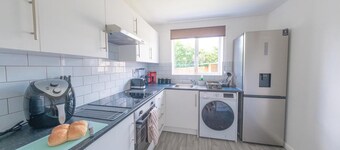 Sleeps 5 - Private Garden- Free Parking