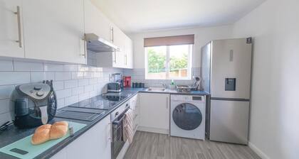 Sleeps 5 - Private Garden- Free Parking