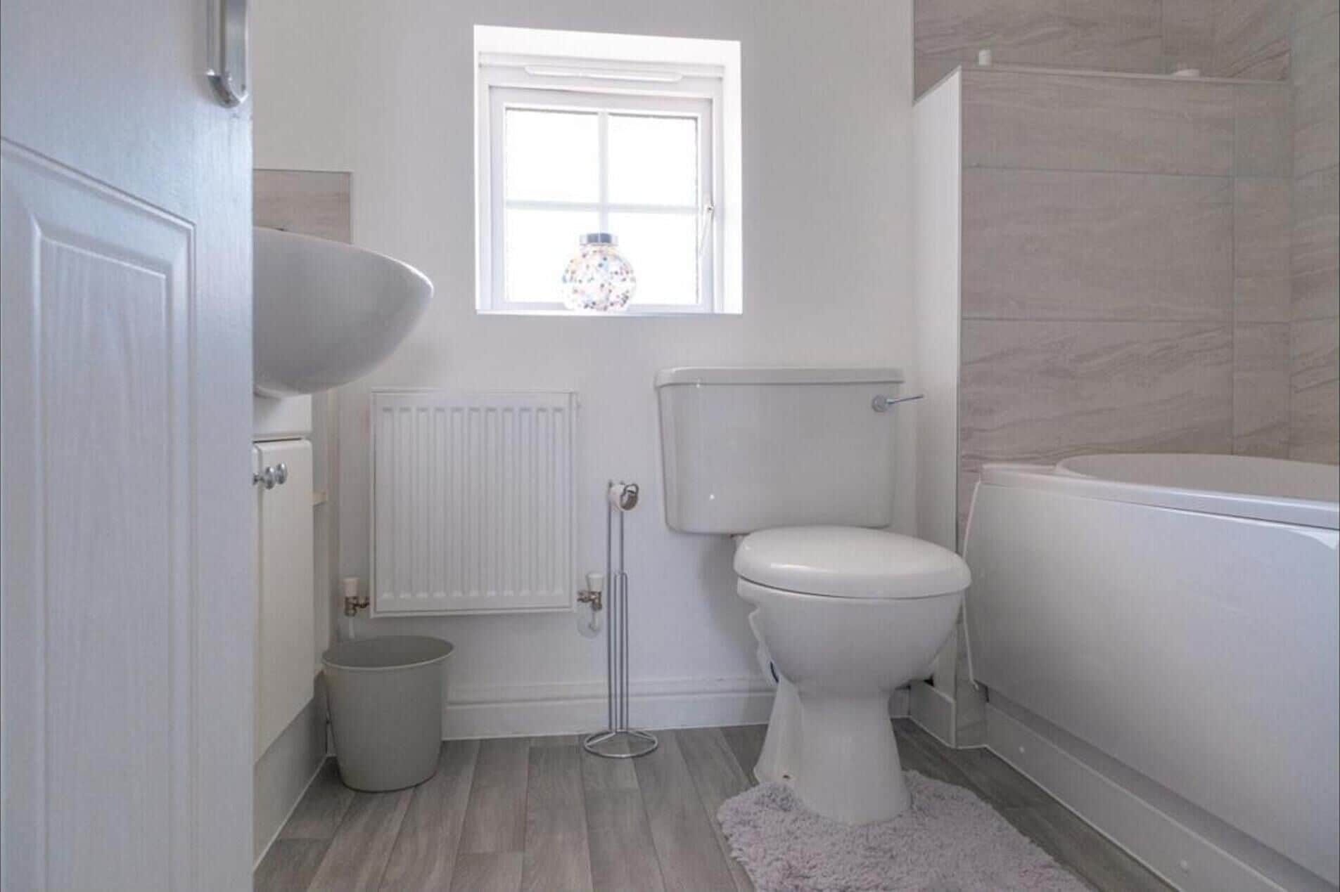 House | Bathroom | Combined shower/bathtub, deep-soaking bathtub, free toiletries, towels