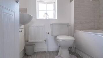House | Bathroom | Combined shower/bathtub, deep-soaking bathtub, free toiletries, towels