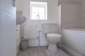 House | Bathroom | Combined shower/tub, deep soaking tub, free toiletries, towels - Sleeps 5 - Private Garden- Free Parking (Corby)