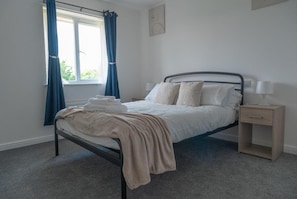 House | 3 bedrooms, iron/ironing board, free WiFi, bed sheets - Sleeps 5 - Private Garden- Free Parking (Corby)