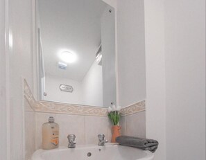 House | Bathroom | Combined shower/tub, deep soaking tub, towels