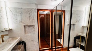 A modern bathroom with a marble vanity, a large mirror, and a wooden floor. - Itaim Retreat Luxury 1 Bedroom in Itaim (São Paulo)