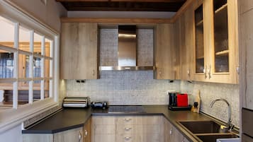 Apartment | 2 bedrooms, desk, Internet