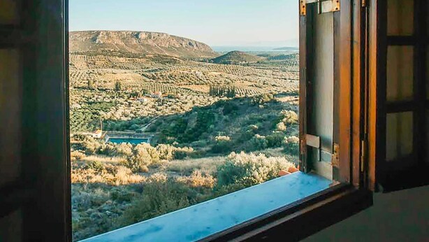 A window view of a mountainous landscape with a clear sky. - Villa Oneirama - Nafplio Garden Retreat (Nafplio)