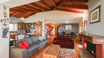 Villa | 2 bedrooms, desk, soundproofing, Internet