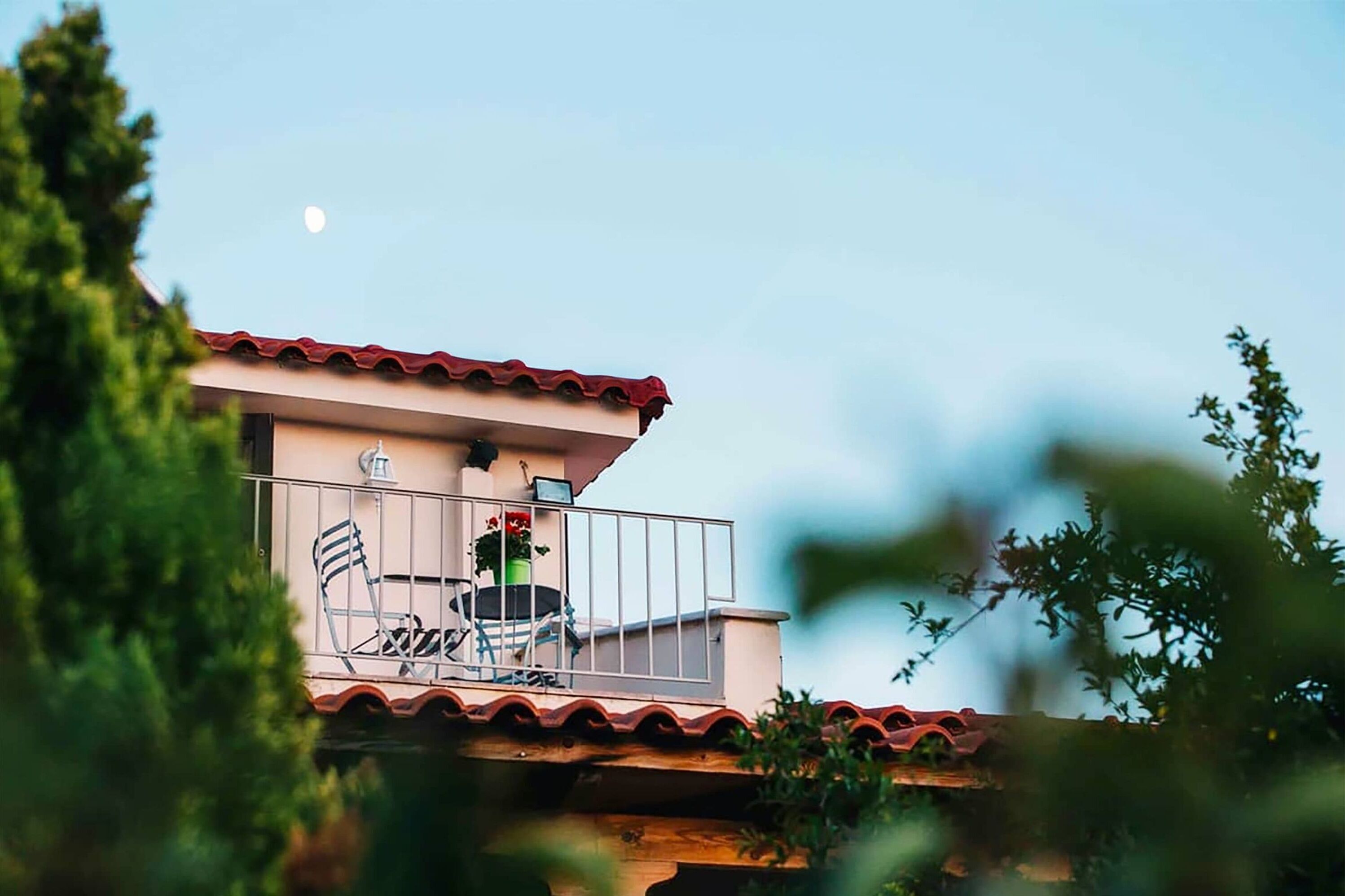 2 bedrooms, desk, soundproofing, Internet