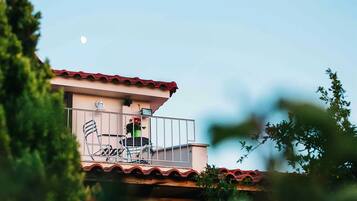 2 bedrooms, desk, soundproofing, Internet