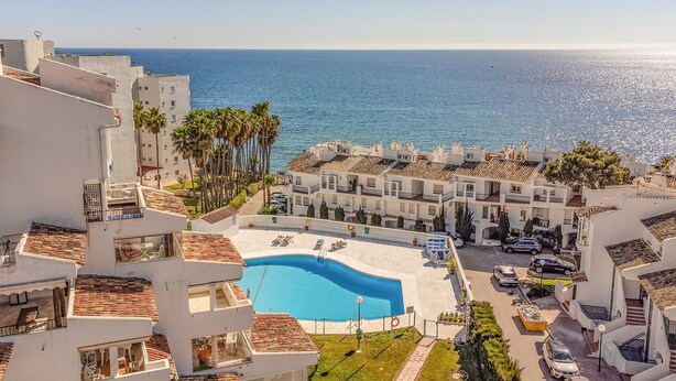 Ein Resort mit Swimmingpool, Strandvillen und Meerblick.