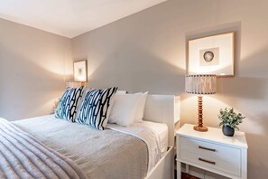 6 bedrooms, desk, iron/ironing board, travel cot