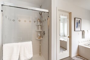 Douche, sèche-cheveux, serviettes fournies