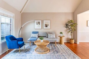 Télévision, baby-foot, espaces bureaux