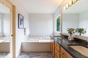 Douche, sèche-cheveux, serviettes fournies