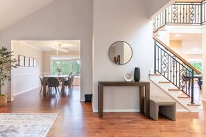 Interior - Spacious & Serene 6-Br Family Retreat in Kirkland (Kirkland)