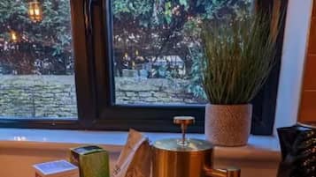 Casa | Cocina compartida | Parrilla de estufa, tetera eléctrica, tostadora y utensilios de cocina