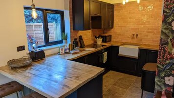 House | Shared kitchen | Stovetop, electric kettle, toaster, cookware/dishes/utensils