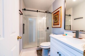 Regadera, secadora de cabello, toallas 