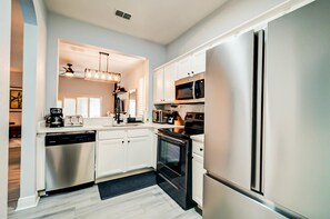 Kjøleskap, mikrobølgeovn, ovn og kokeplater