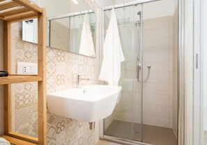 Dusche, Haartrockner, Bidet, Handtücher