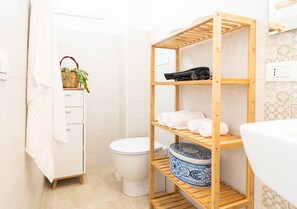 Shower, hair dryer, bidet, towels