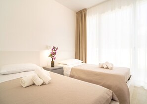 2 habitaciones, tabla de planchar con plancha, cuna de viaje y wifi 
