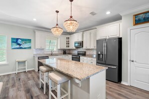 雪櫃、微波爐、焗爐、爐具