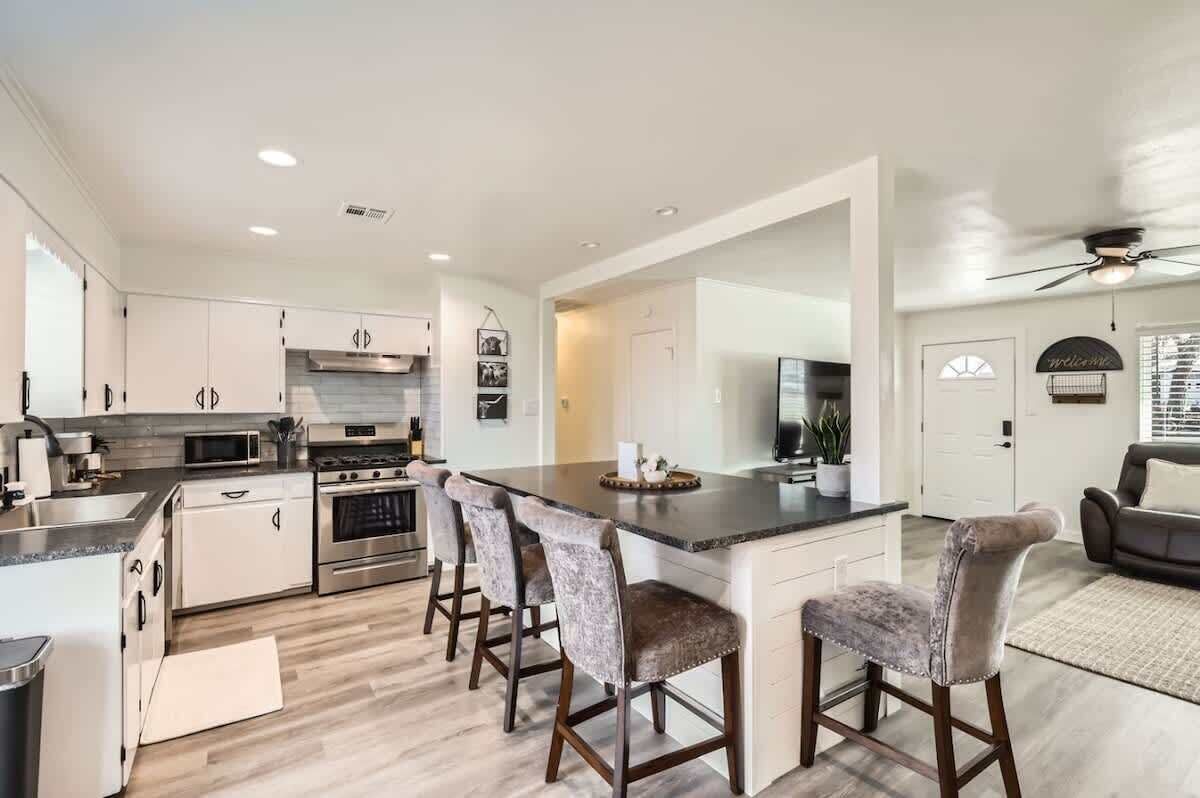 Kjøleskap, mikrobølgeovn, ovn og kokeplater