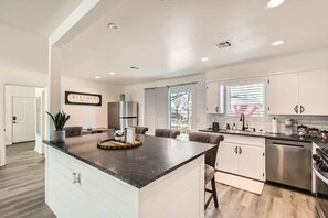 Een koelkast, een microgolfoven, een oven, een kookplaat