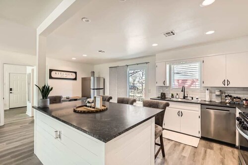 The Highland Hideaway-Walk to the Historic Square!