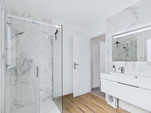 Douche, sèche-cheveux
