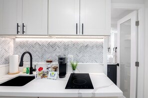 Refrigerador, microondas, placa de cocina, cafetera/tetera