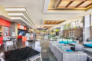 Dining - Newly Renovated Studio w/ Pool & Steps to Waikiki Beach (Honolulu)