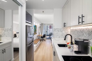 1 bedroom, desk, iron/ironing board, free WiFi - Newly Renovated Studio w/ Pool & Steps to Waikiki Beach (Honolulu)