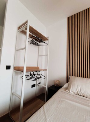 1 habitación, tabla de planchar con plancha, wifi y ropa de cama