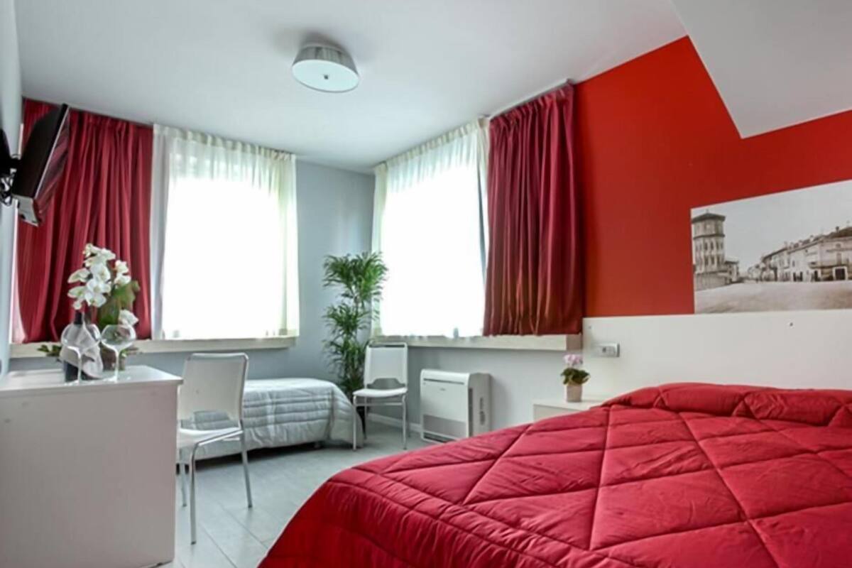 Comfort Triple Room | Desk, soundproofing, WiFi (free)