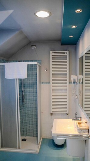 Comfort Double or Twin Room | Bathroom