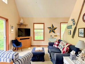 スマートテレビ、暖炉、書庫