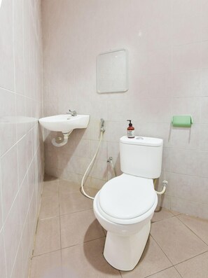 Douche, serviettes fournies, savon, shampoing