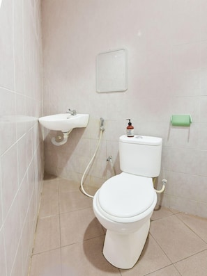 Douche, serviettes fournies, savon, shampoing