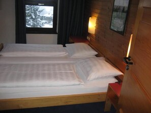 10 habitaciones, tabla de planchar con plancha, wifi y ropa de cama 